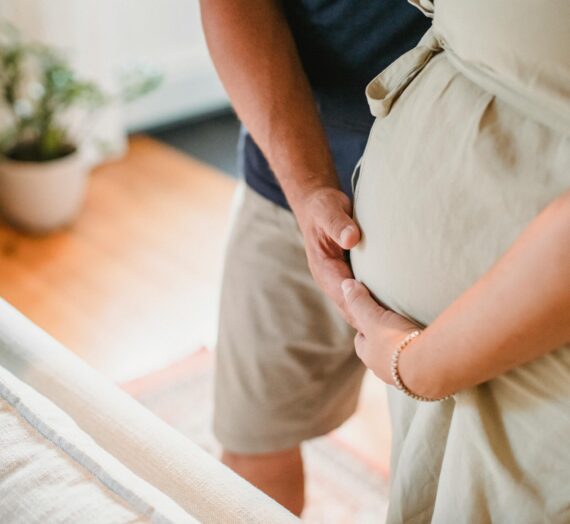 Pourquoi aussi peu de parents sont-ils accompagnés par une sage-femme au Québec ?